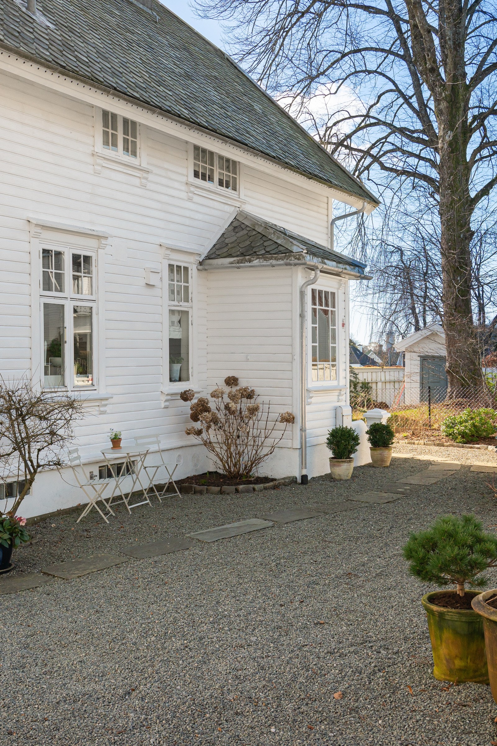 Det er gode parkeringsmuligheter på tomten, samt i garasje. Galleribilde