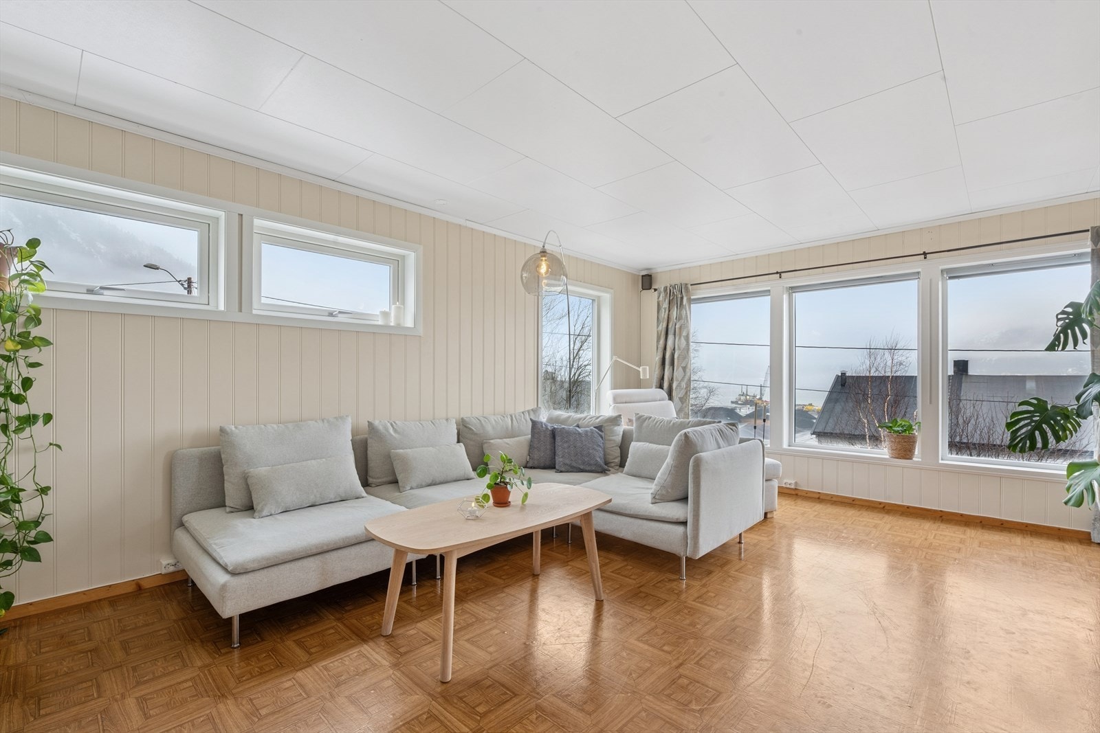 Romslig og stor stue med god plass til møblement. Galleribilde