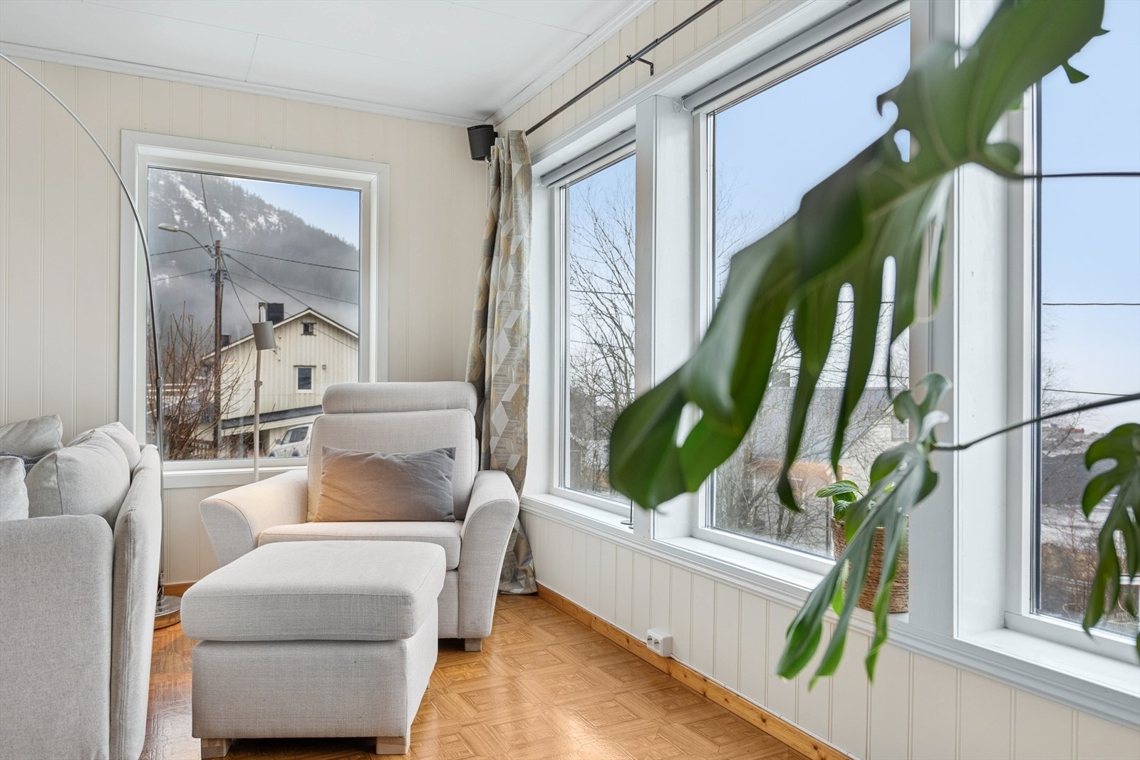 Flott utsikt fra de store vinduene som slipper inn mye naturlig lys. Galleribilde