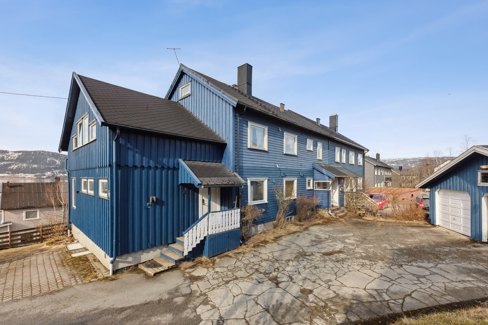 Velkommen til en halvpart av tomannsbolig med tilbygg og kjeller! Galleribilde