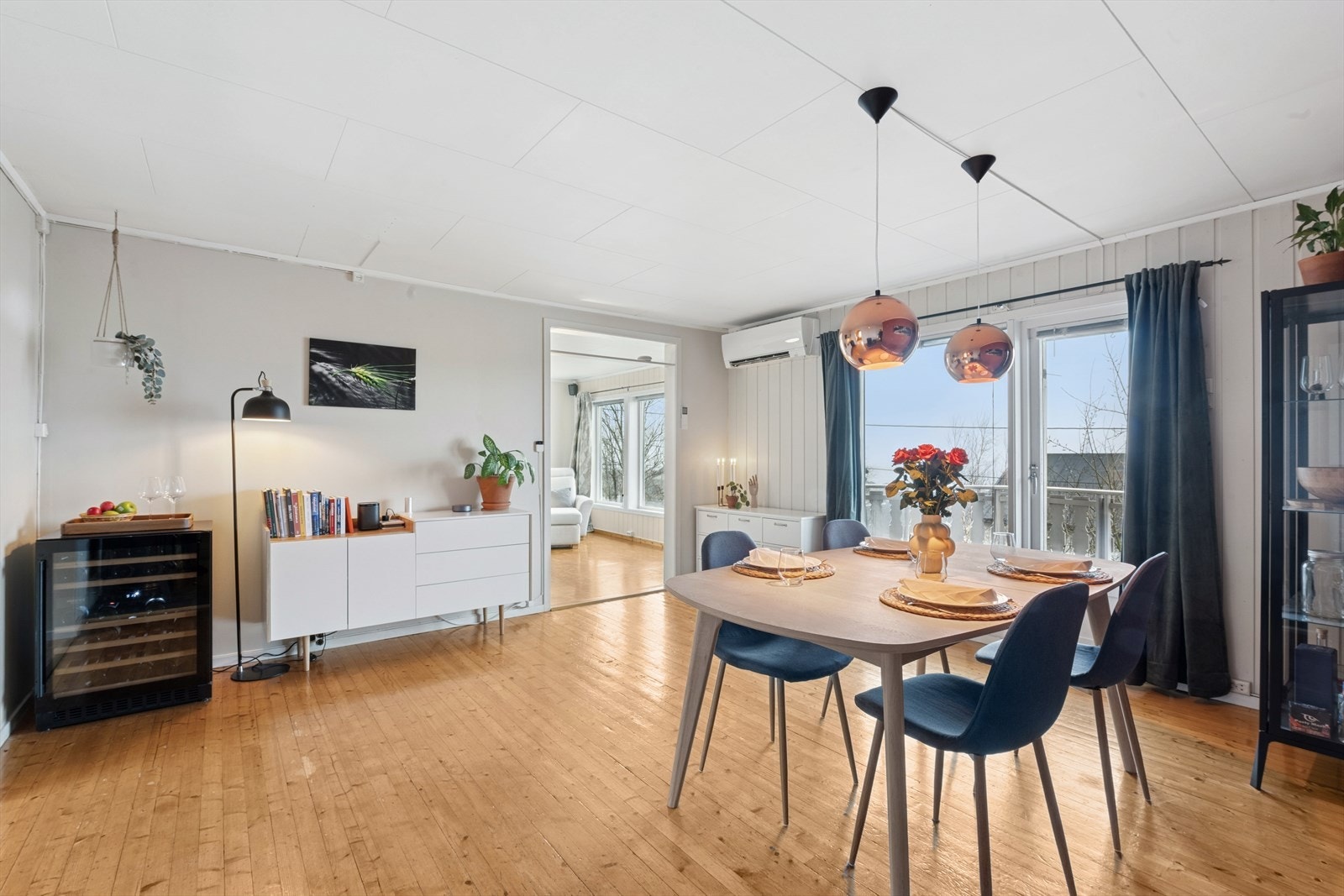 Boligen har både spisestue og stue i 1.etasje. Galleribilde