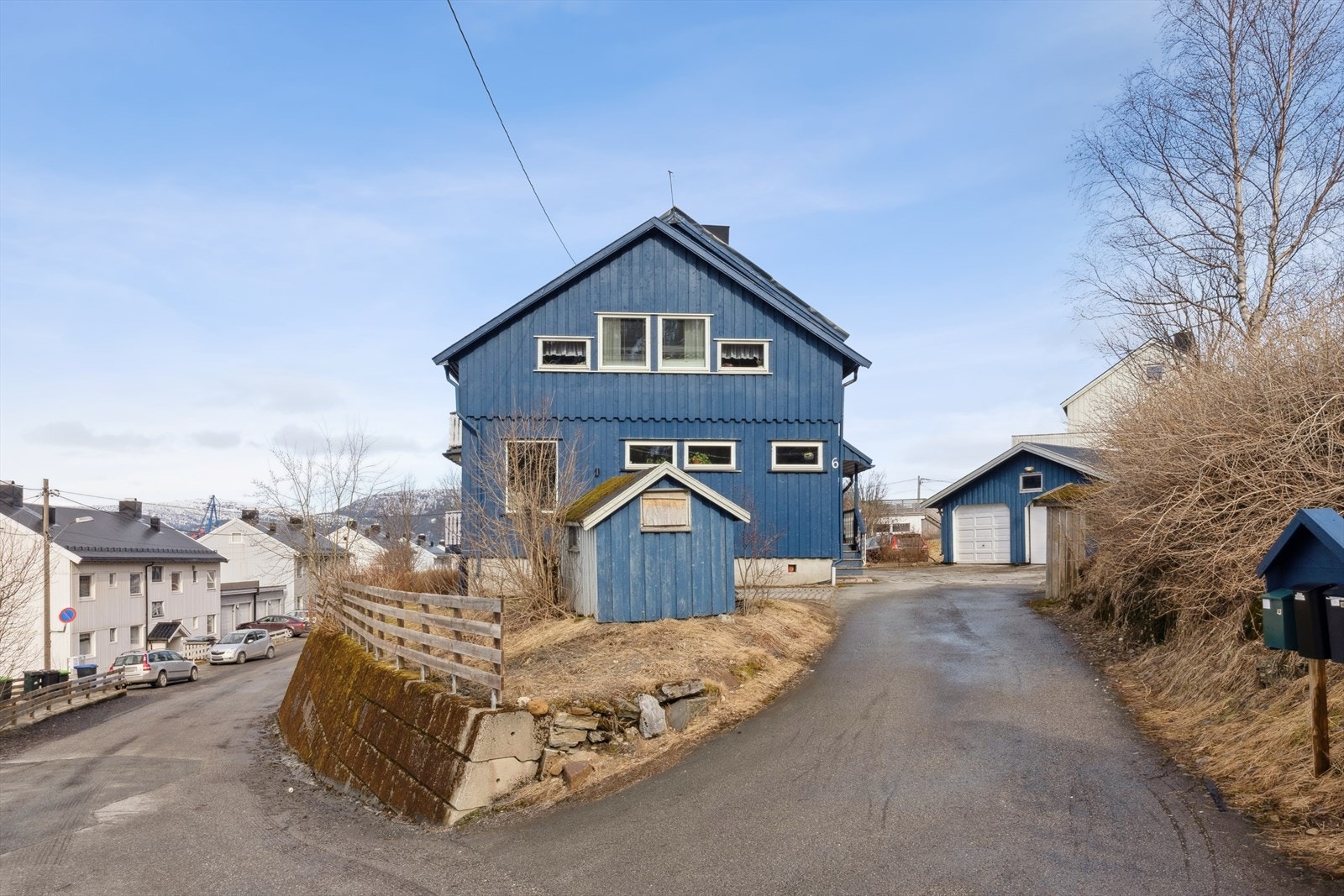 Innkjørsel til boligen. Galleribilde