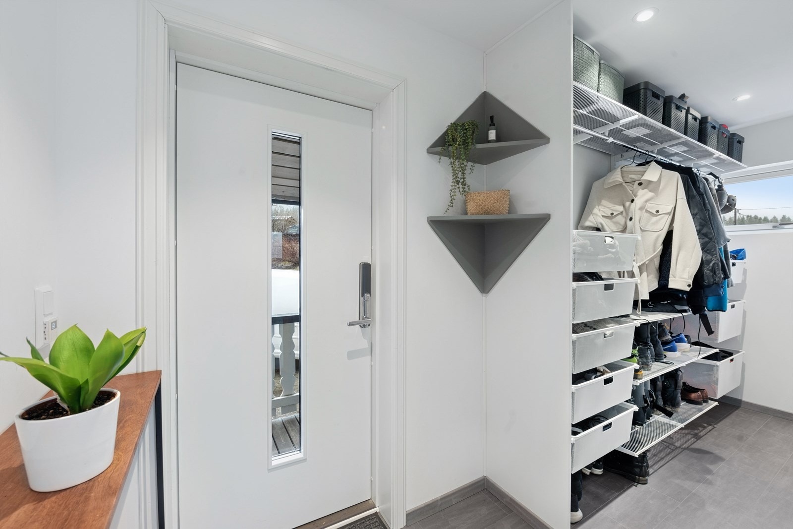 Velkommen inn i 1.etasje! Romslig entrè med garderobe. Galleribilde
