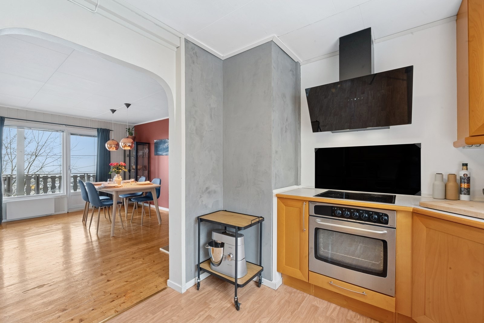 Kjøkkenet har godt med skap- og benkeplass. Galleribilde