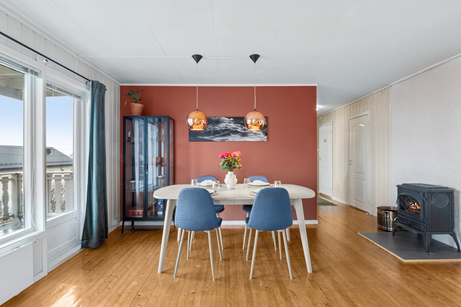 Her er det godt med plass for møblement, samt montert en vedovn. Galleribilde