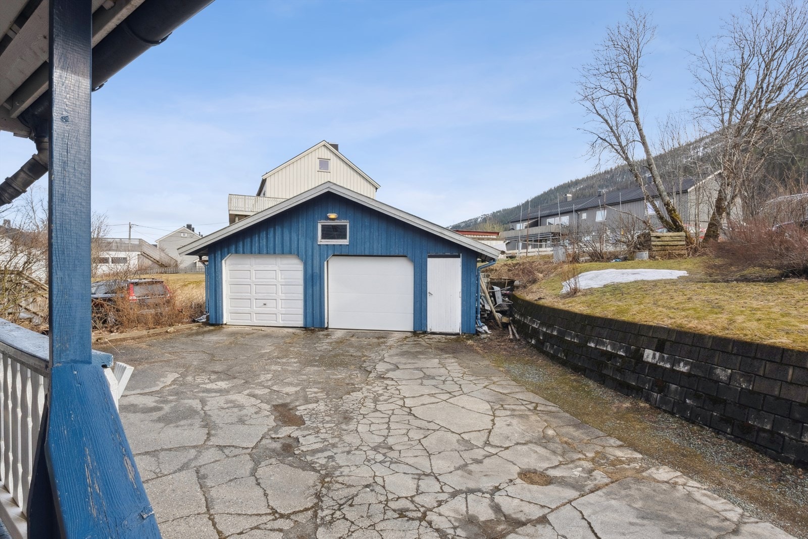 Gårdsplass med garasje. Med boligen følger det med en halvpart av garasje. Galleribilde