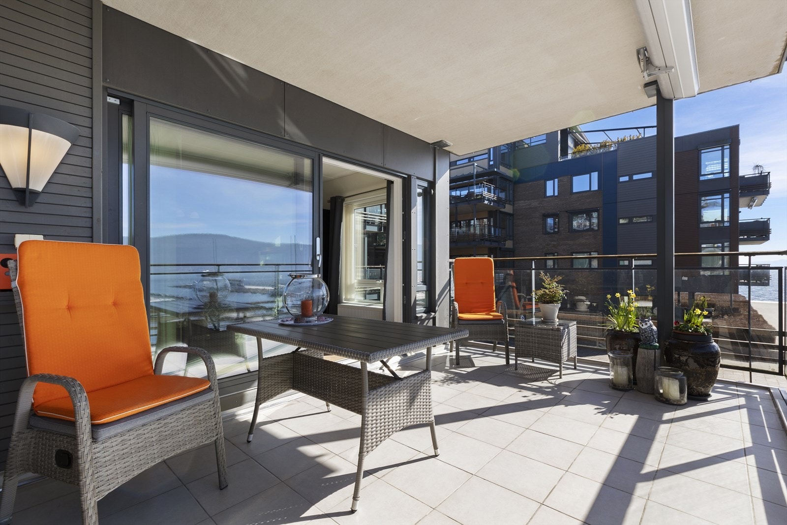 Med sin imponerende utsikt ut over vannet og bryggekanten, er dette et perfekt sted for avslapning og hyggelige stunder. Galleribilde