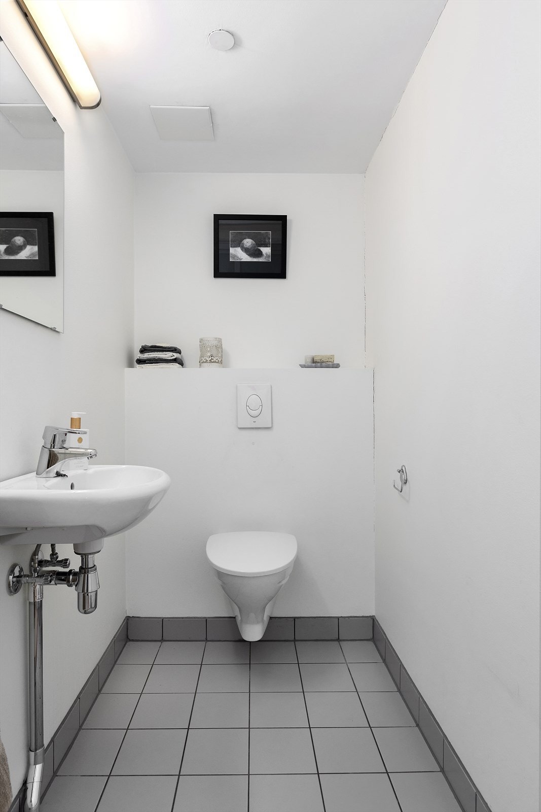 I tillegg har leiligheten et praktisk adskilt toalettrom i gangen med enkel servantinnredning og toalett. Galleribilde