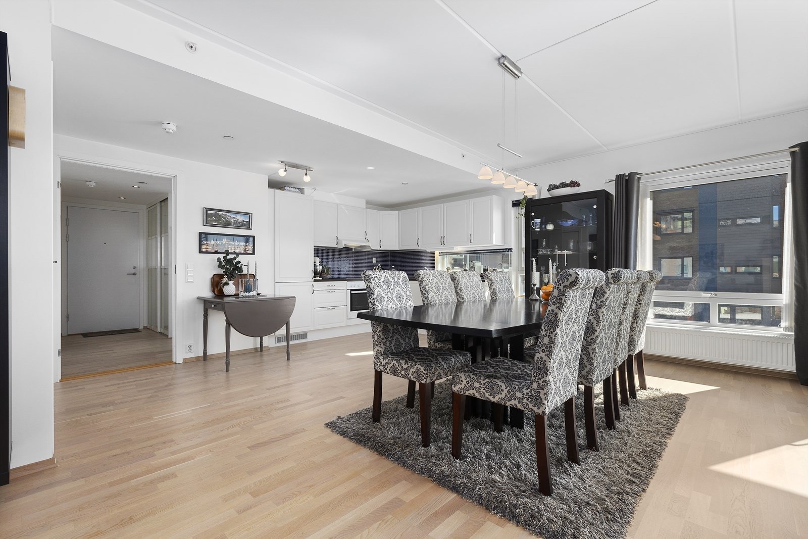 Leiligheten ligger i 2.etasje med heis adkomst direkte fra garasjeanlegget i kjeller. Galleribilde