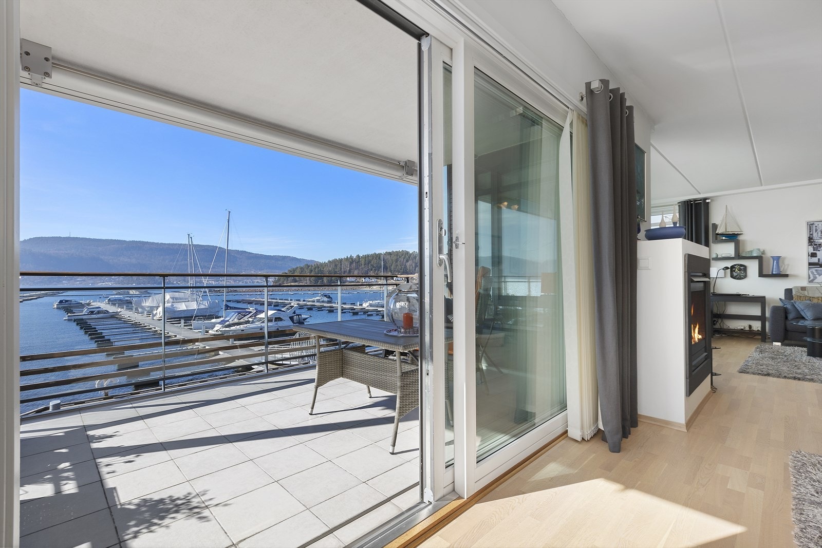 Lys og pen leilighet med fantastisk utsikt mot sjøen i 2.etasje | Stor solrik balkong | Gass peis | Heis |Garasjeplass Galleribilde