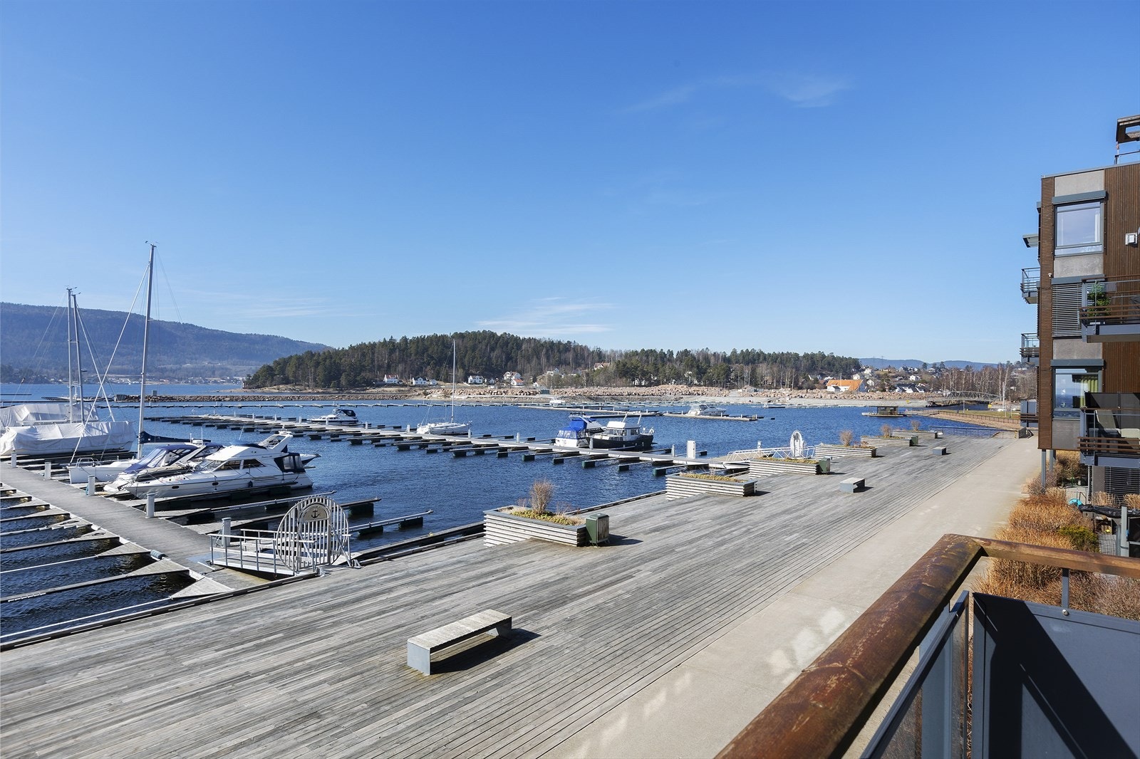 Brygga er stedet for det gode liv. Bilfrie områder mellom bygningene og flere lekeplasser gjør også dette til et hyggelig sted for både voksne og for barn Galleribilde