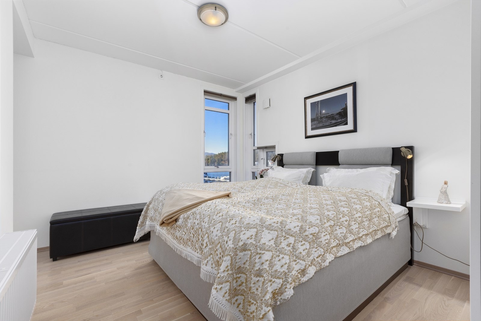 I tilknytning er en praktisk innvendig bod/garderoberom. Galleribilde