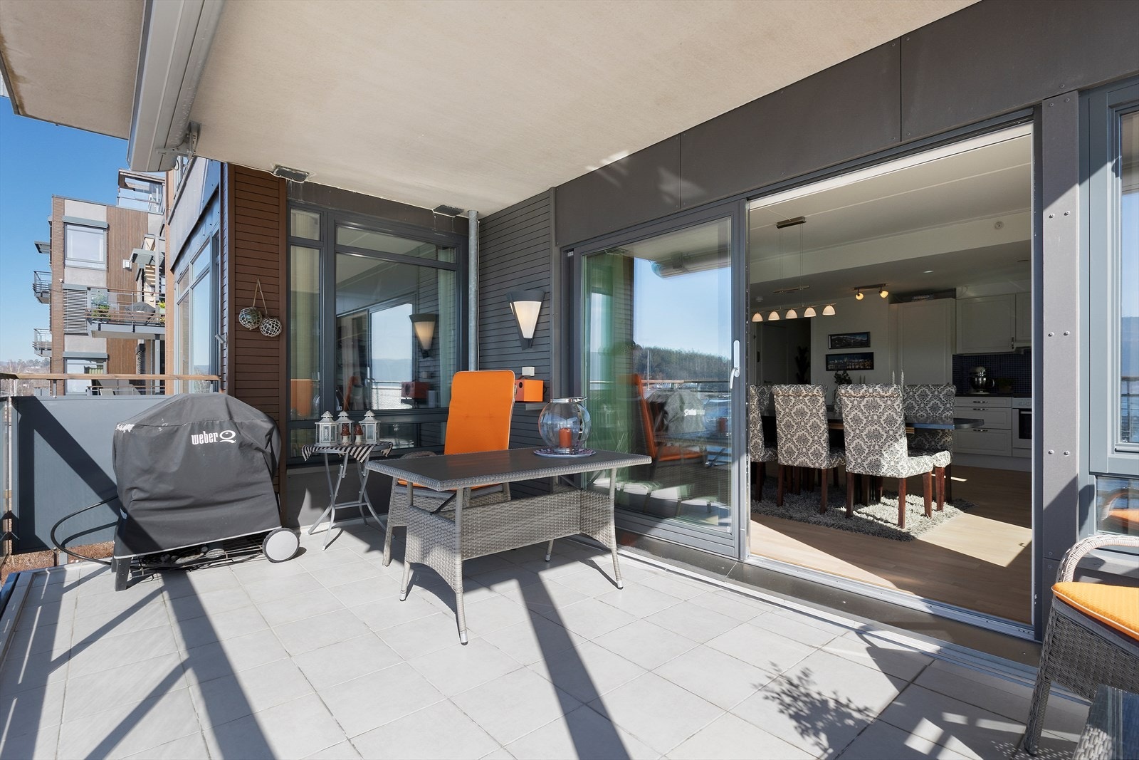 Fra stuen er det direkte utgang med skyvedør ut til en hyggelig overbygget terrasse med fantastisk sjøutsikt og sol hele dagen til utpå kveld. Galleribilde