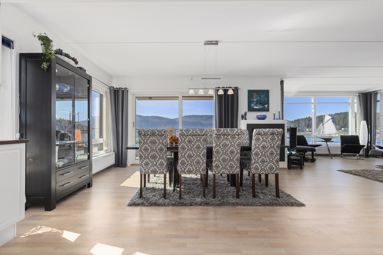 Alt er lagt til rette for optimalt lyssetting inn og de store vinduene i hele leiligheten sørger for fint naturlig lys inn og hyggelig utsyn ut mot vannet og bryggekanten. Galleribilde