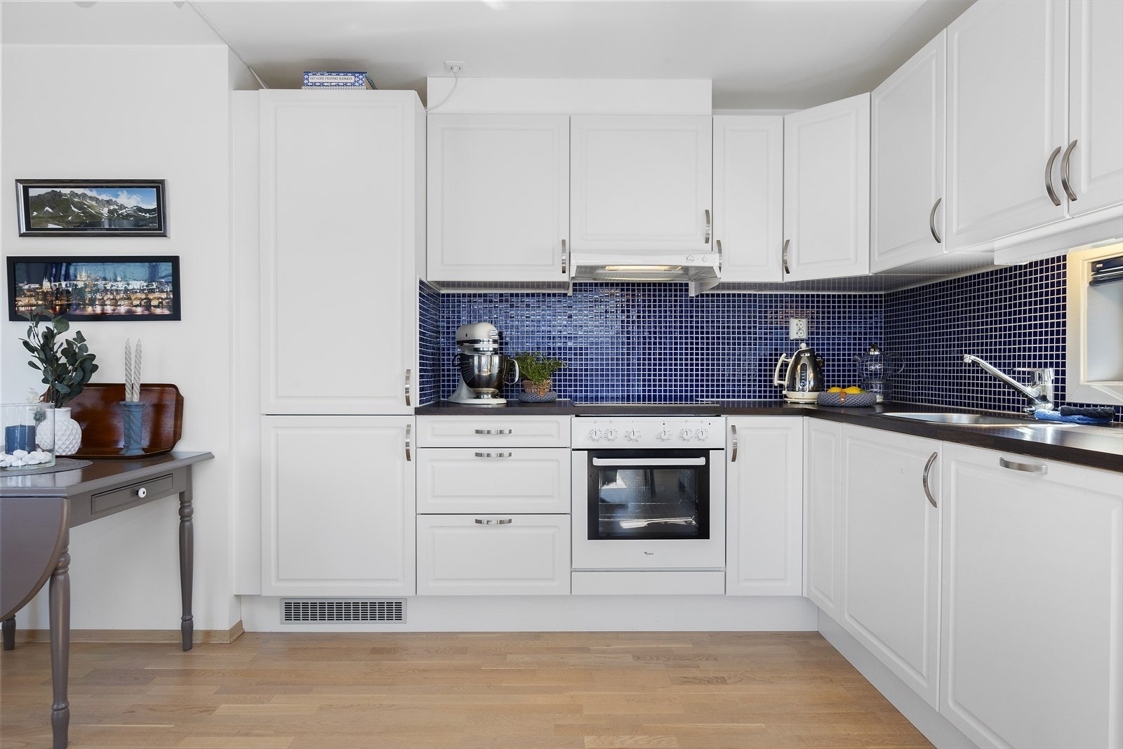 Innredningen byr på effektive arbeidsflater og god plass til oppbevaring i skuffer og skap. Galleribilde