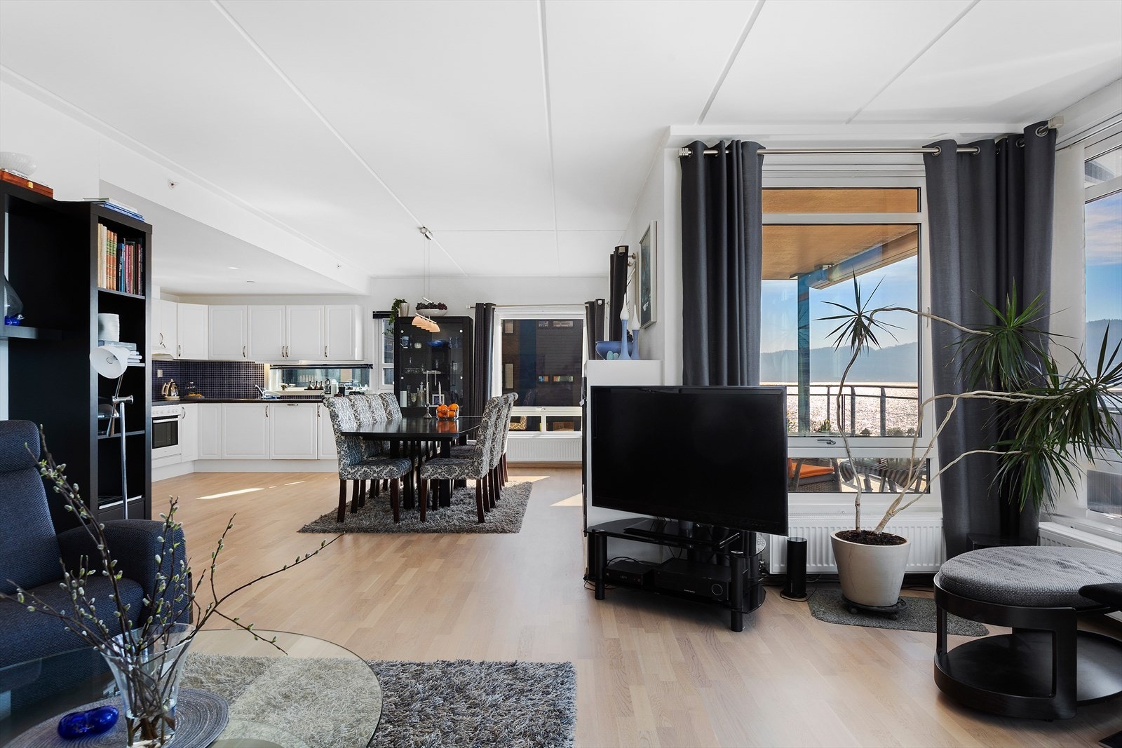 Leiligheten har en tidsriktig åpen stue/kjøkkenløsning som gir rommet en sosial tilværelse. Galleribilde