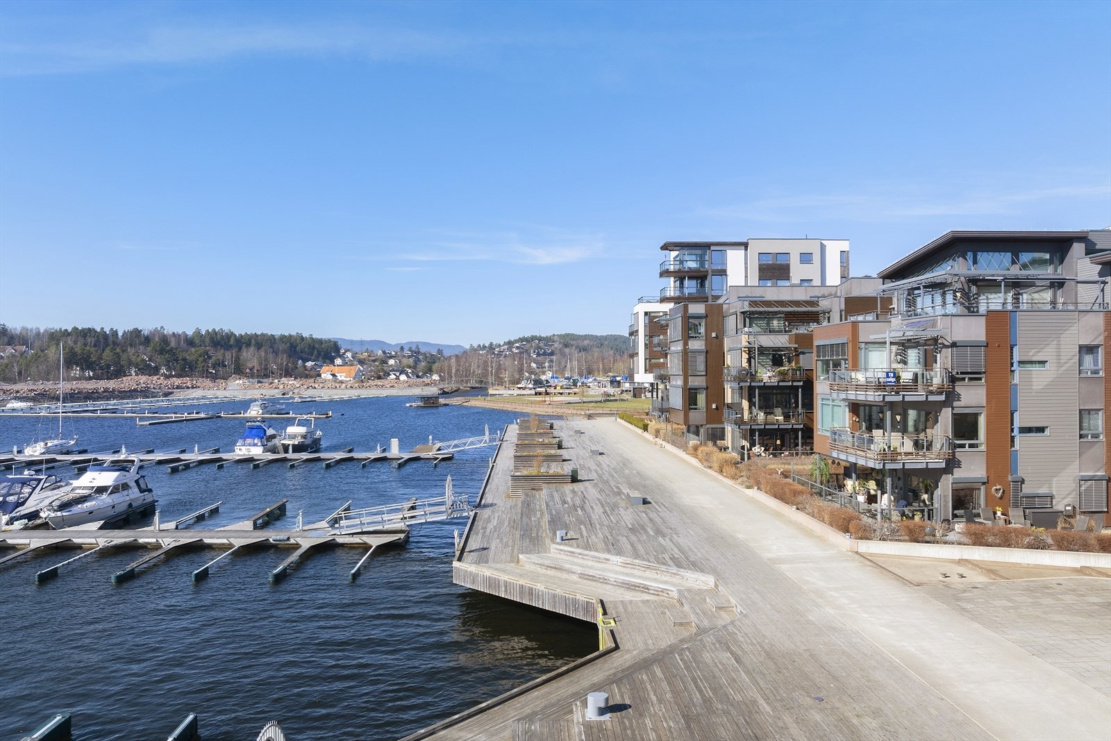 Her kan du nyte utsikten over Sandebukta og skjærgården, du kan morgenbade, kvelds bade, rusle i strandkanten, ta en båttur - eller bare slikke kveldssol på terrassen. Galleribilde
