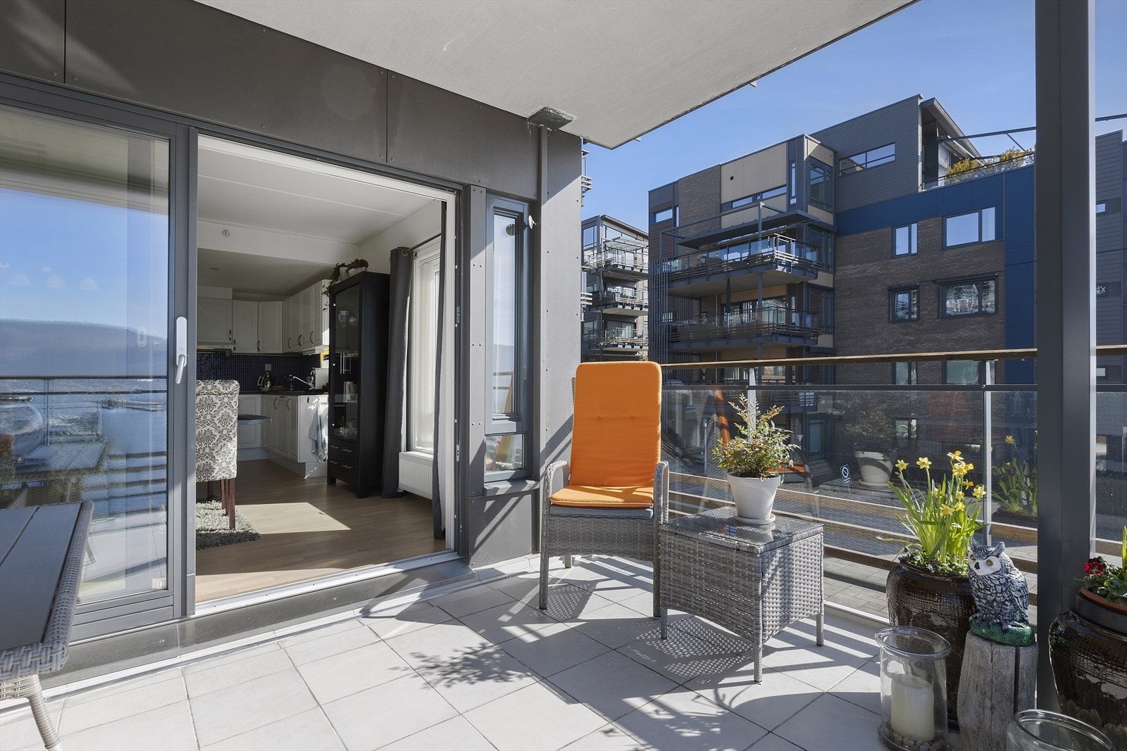 Terrassen fungerer fint som en forlengelse av stuen om sommeren. Galleribilde