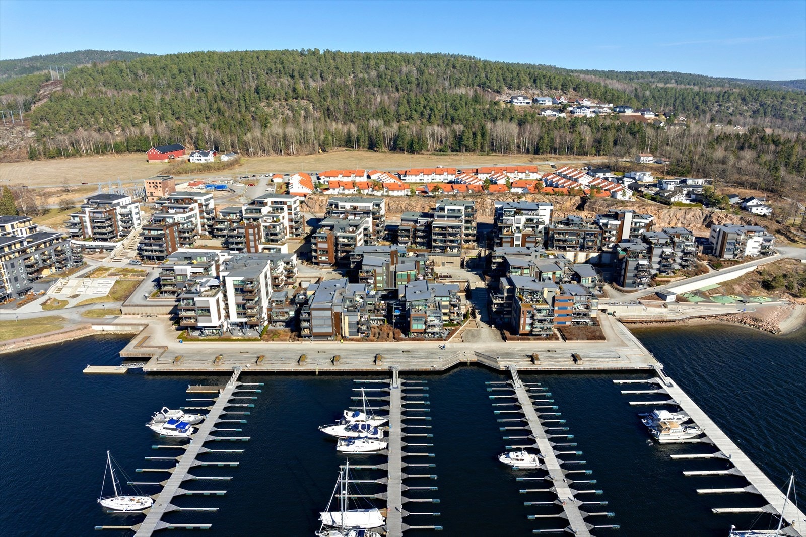 Det er umiddelbar nærhet ned til idyllisk bryggeliv, sandstrand og fjorden. Galleribilde