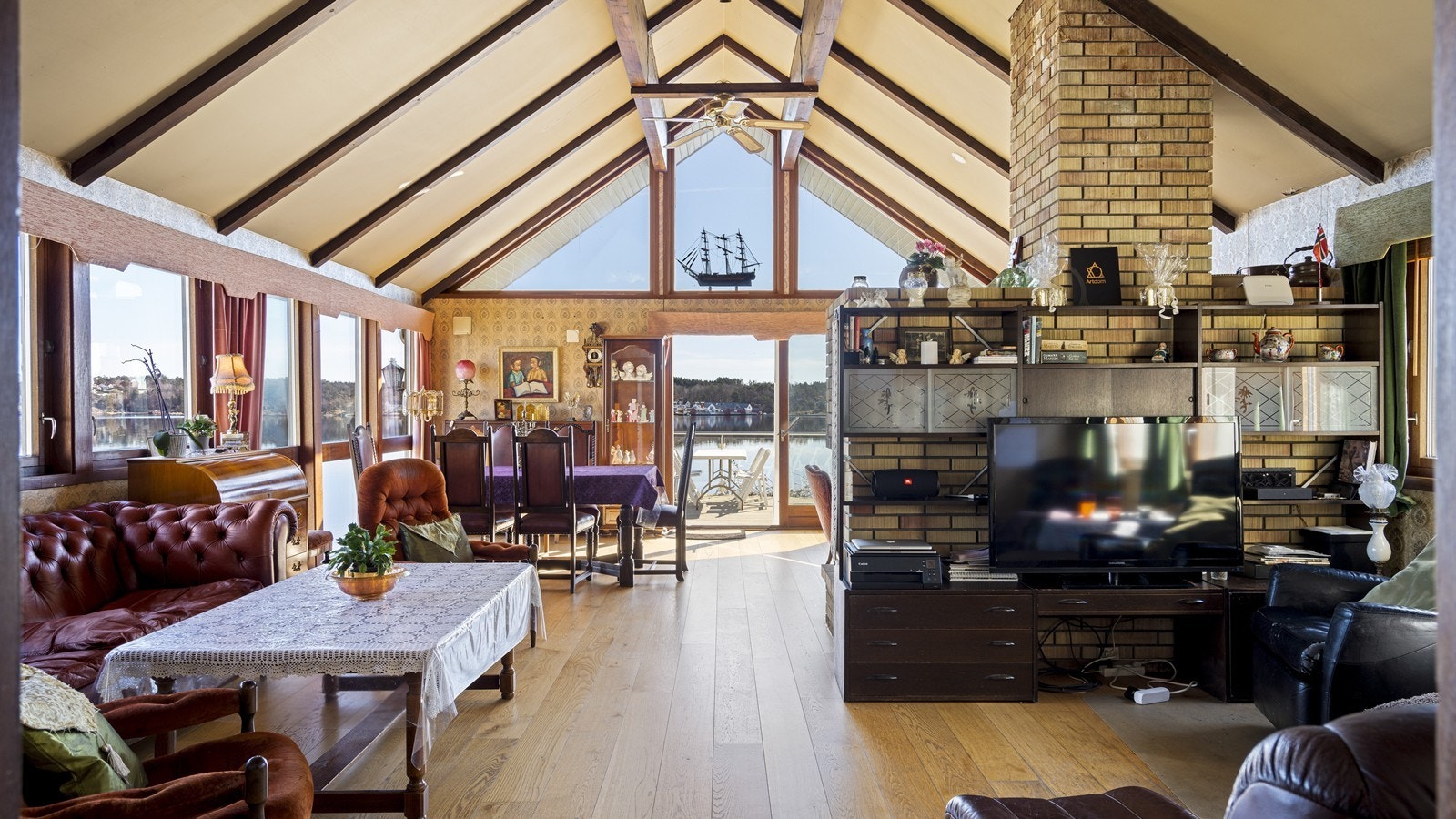 Her har man vinduer på alle sider - dette gir mye naturlig lys inn Galleribilde