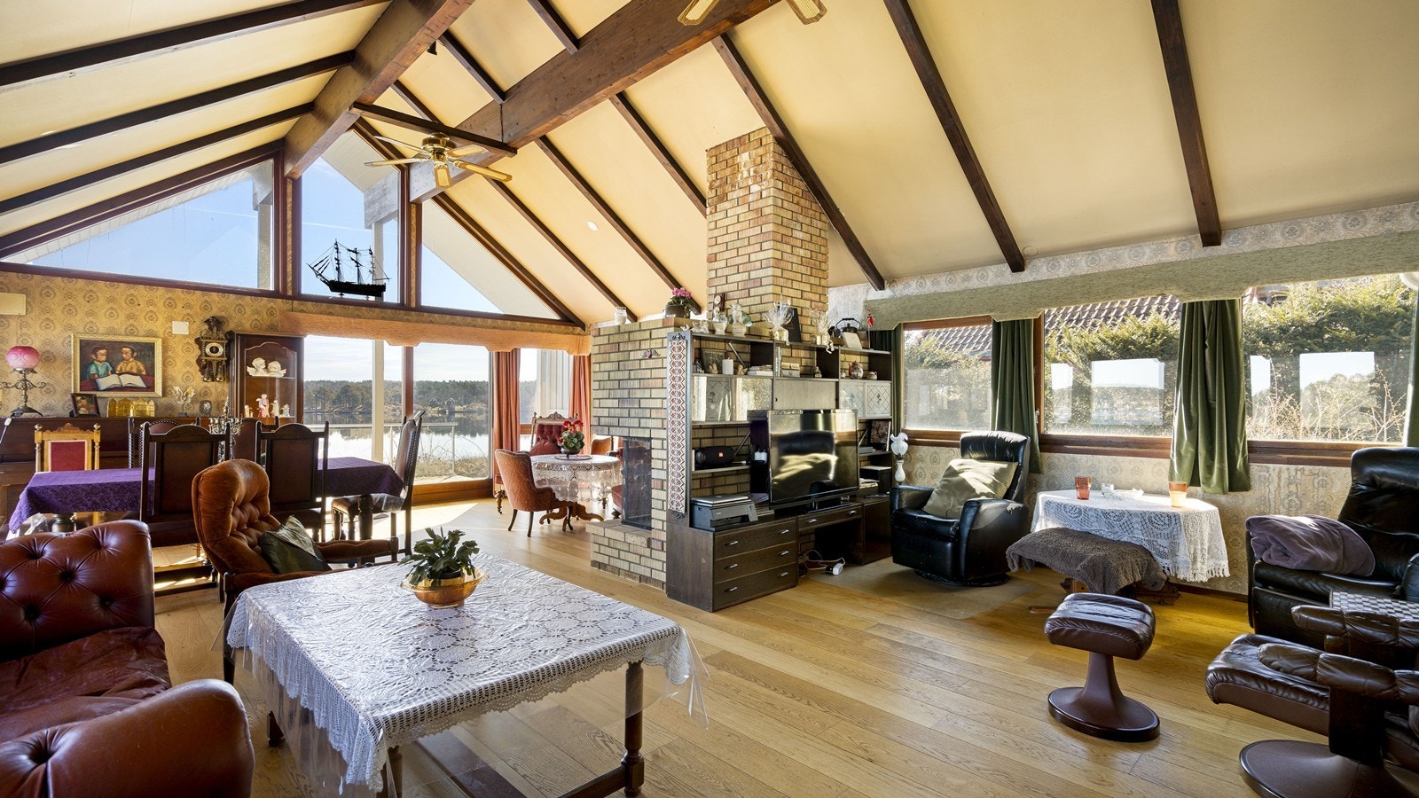 Høy himling i stuen i hovedbygget Galleribilde