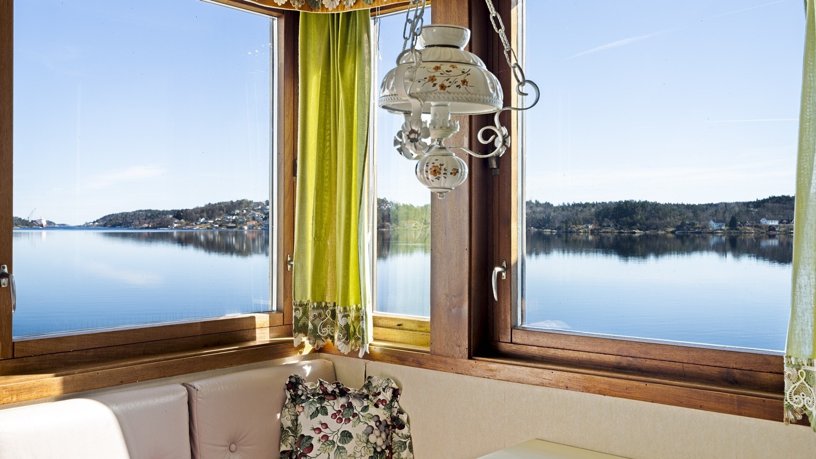 Flott utsikt utover Tromøysund fra kjøkkenet Galleribilde