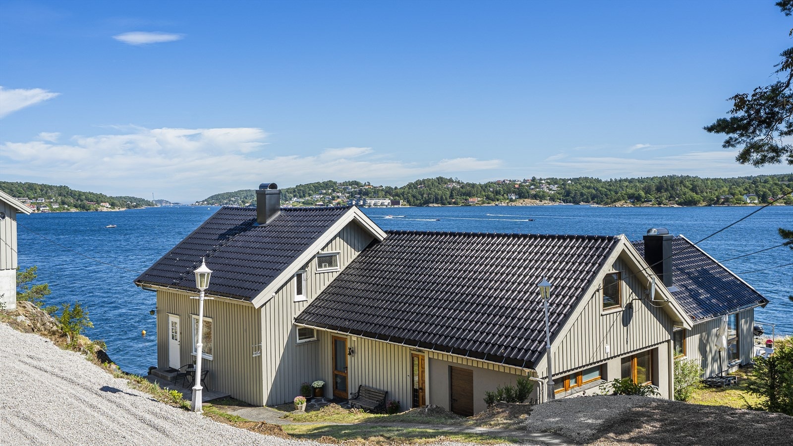 Eiendommen har en unik beliggenhet ved Tromøysund - panoramautsikt mot Tromøy Galleribilde