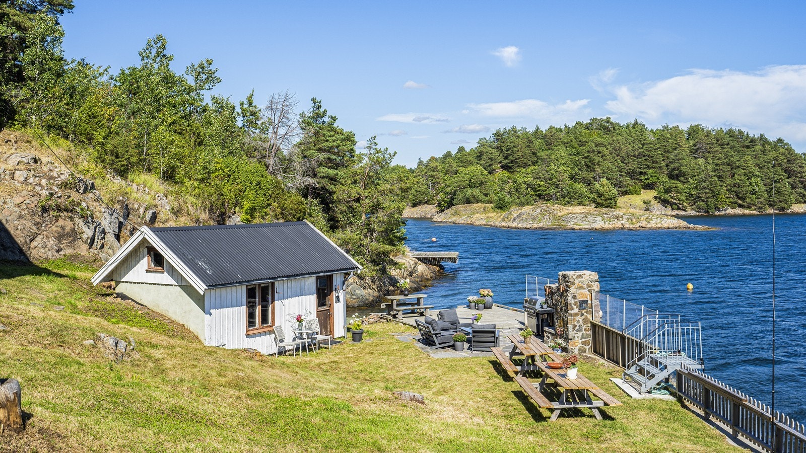 Sjøbod ved siden av bryggen Galleribilde