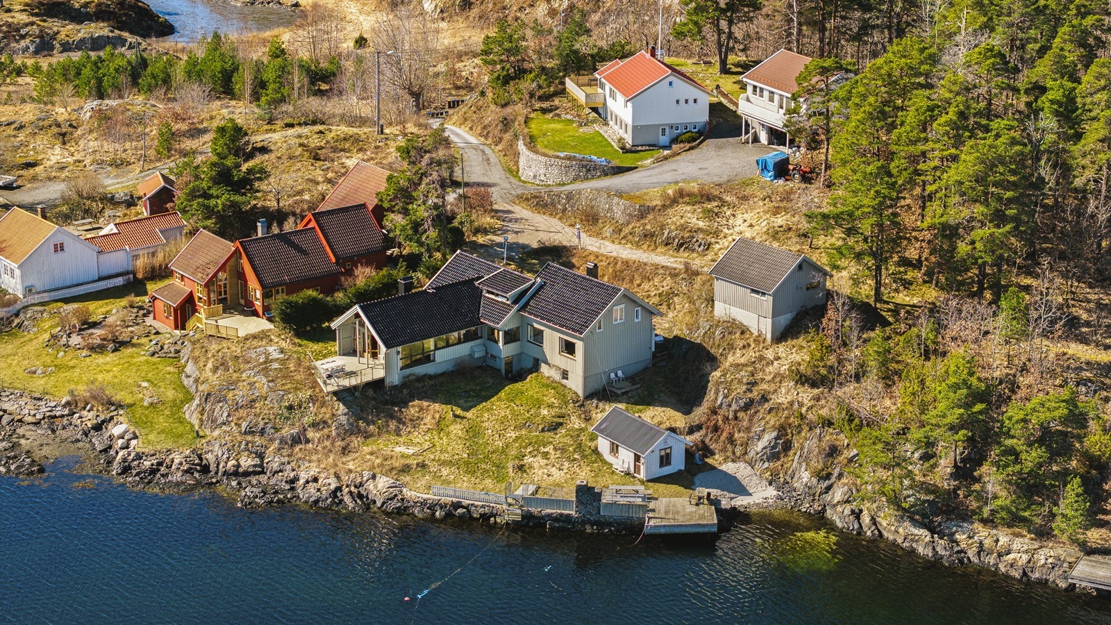 Eiendommen har romslig tomt og er innholdsrik Galleribilde