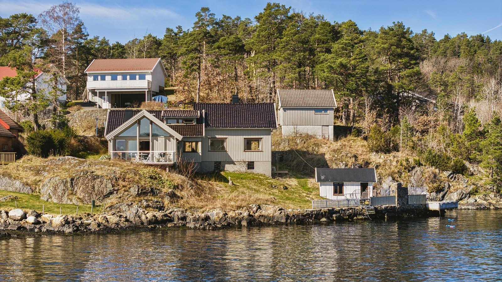 Unik eiendom som ligger helt skjermet for seg selv på en "halvøy" her er det brygge og etablert en liten strand Galleribilde