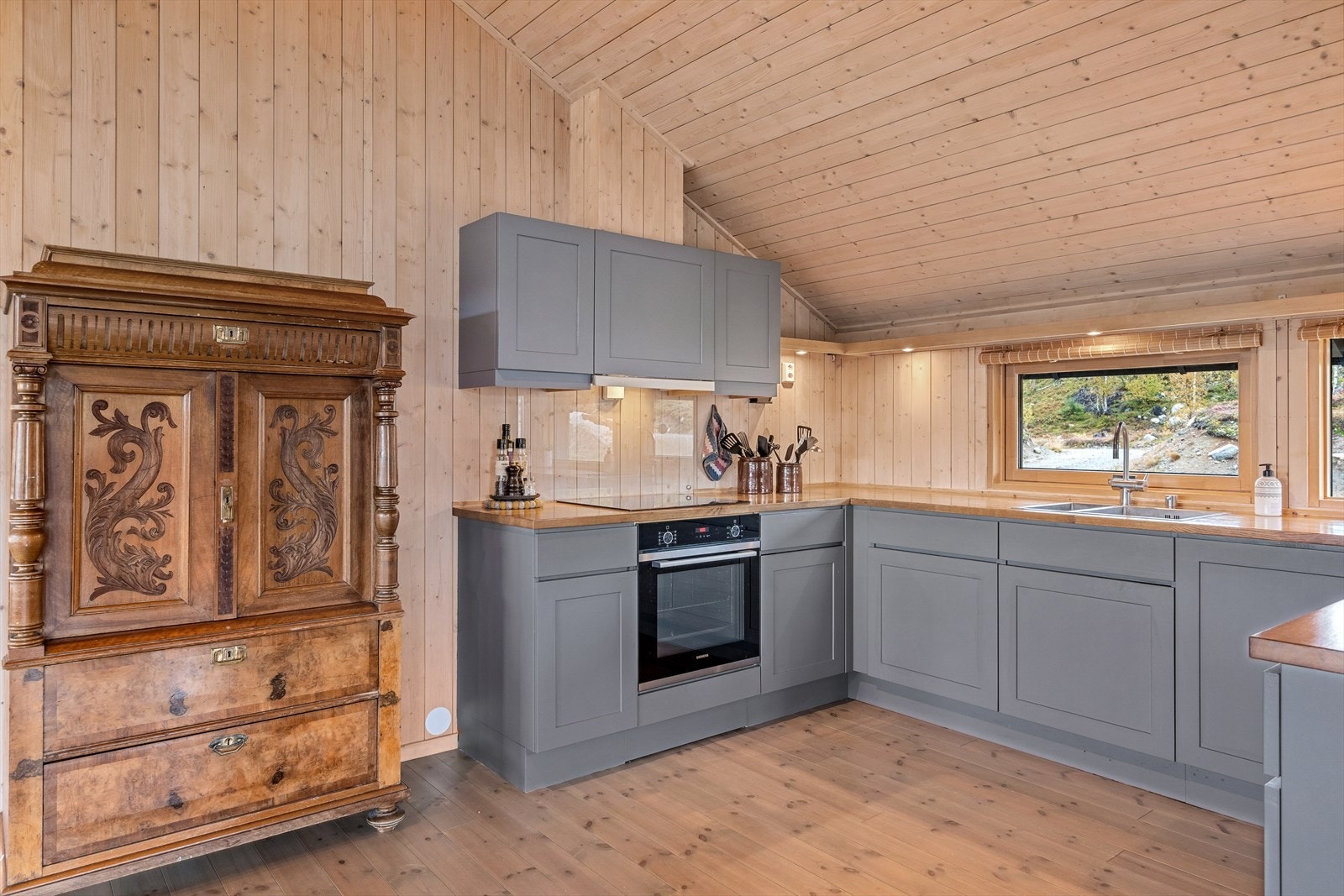 Profilerte fronter, og benkeplate i heltre med nedfelt oppvaskkum. Galleribilde