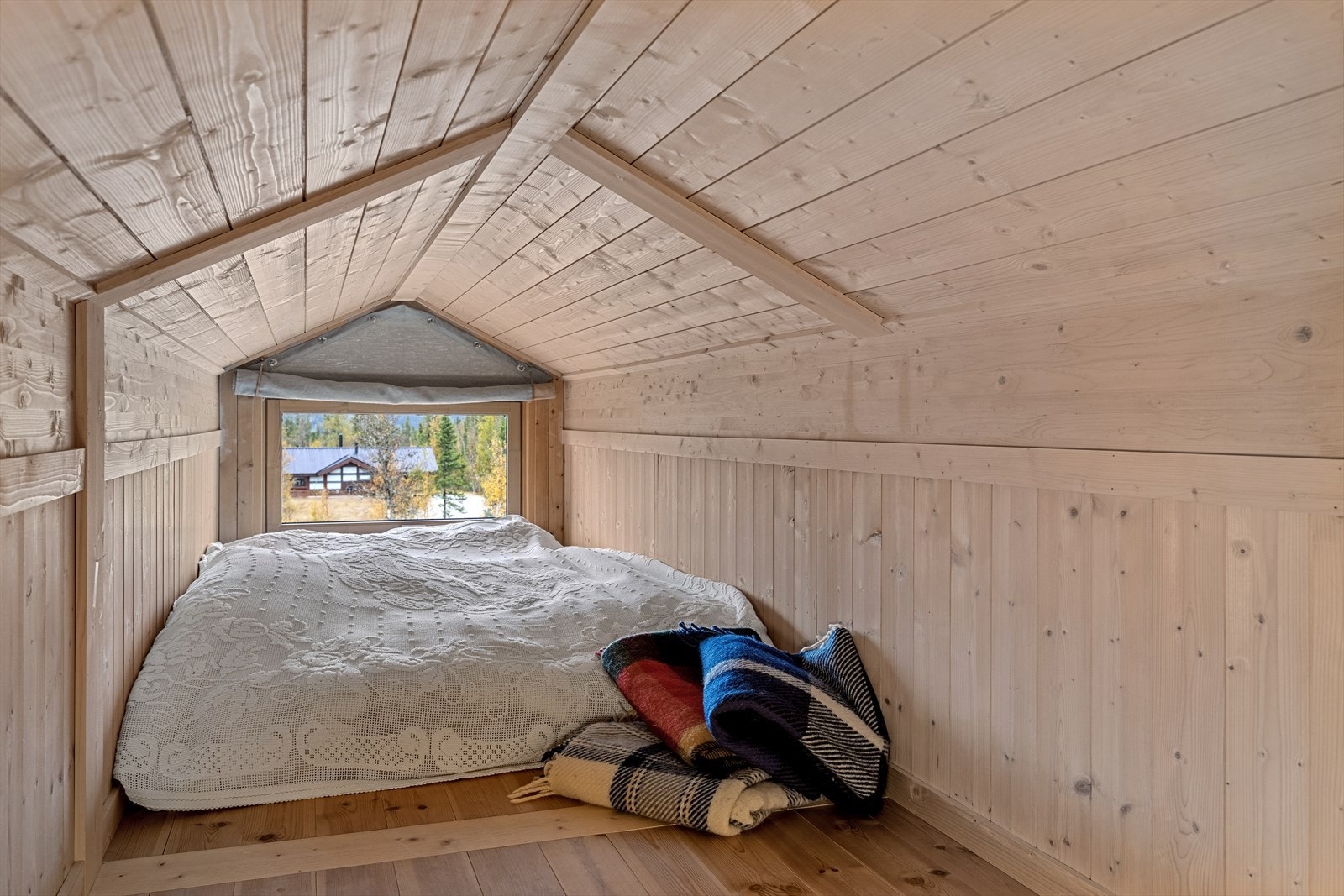 Sovehems med gulvareal ca. 8 kvm. Denne er under målbar høyde, og er derfor ikke med i arealberegningen, og tilfredsstiller ikke krav til varig opphold. Galleribilde