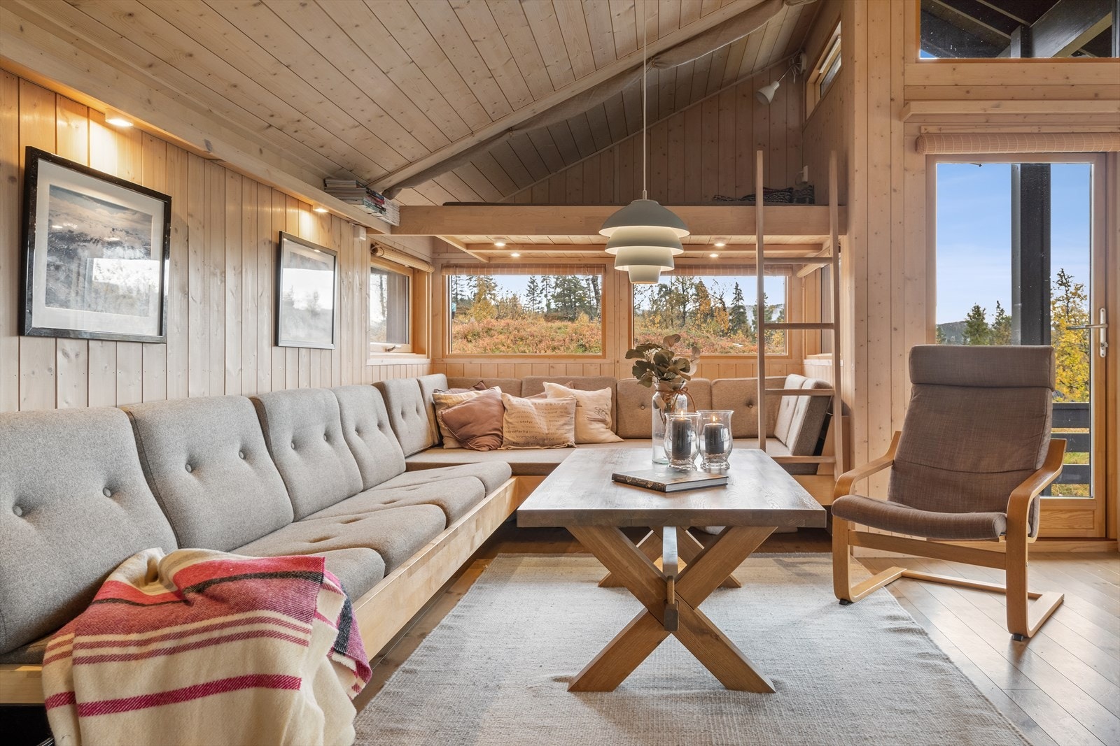 Det rausta taket og store vindusflater gir en god og luftig romfølelse. Galleribilde