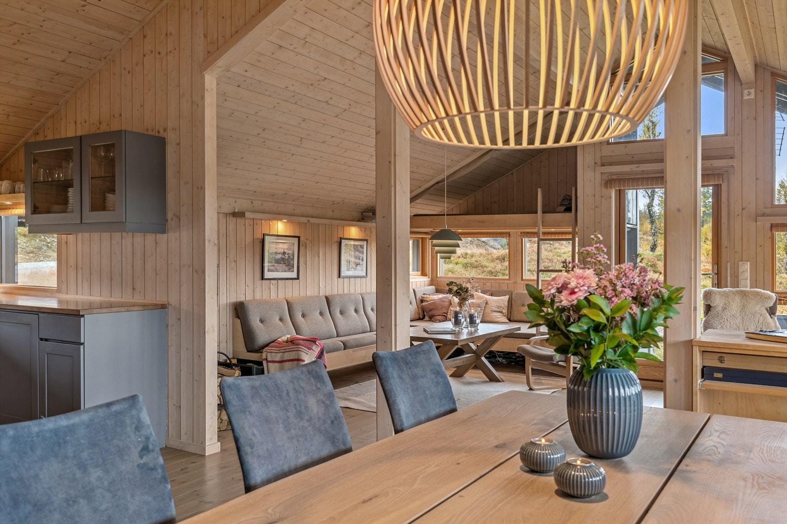 Her er god plass til en salong og en spisegruppe for små og store lag. Galleribilde