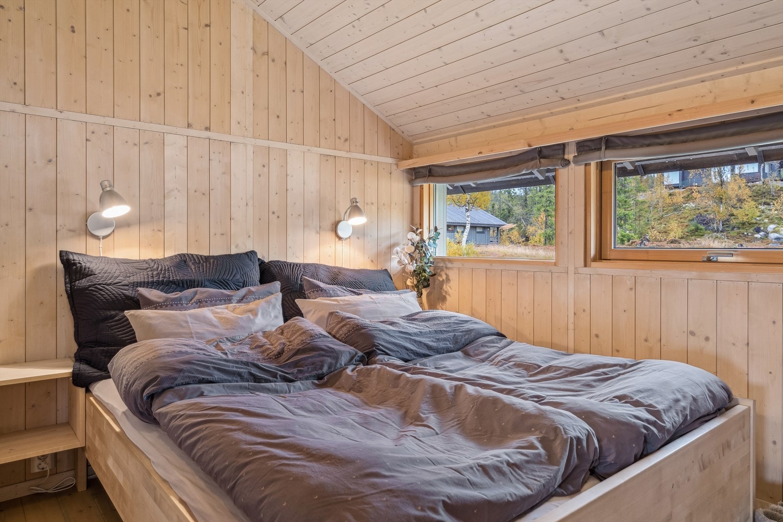 Soverom 1 innredet med dobbeltseng. Galleribilde