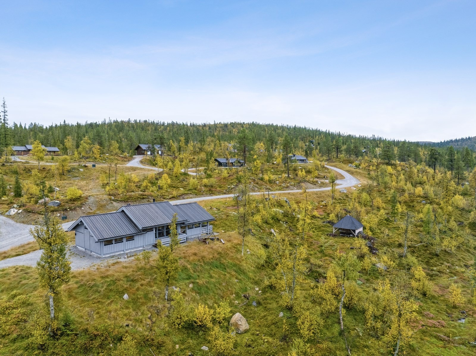 Fritidsbolig beliggende ved Hellsenningen i Hedalen. Området består av et nyetablert hytteområde. Galleribilde