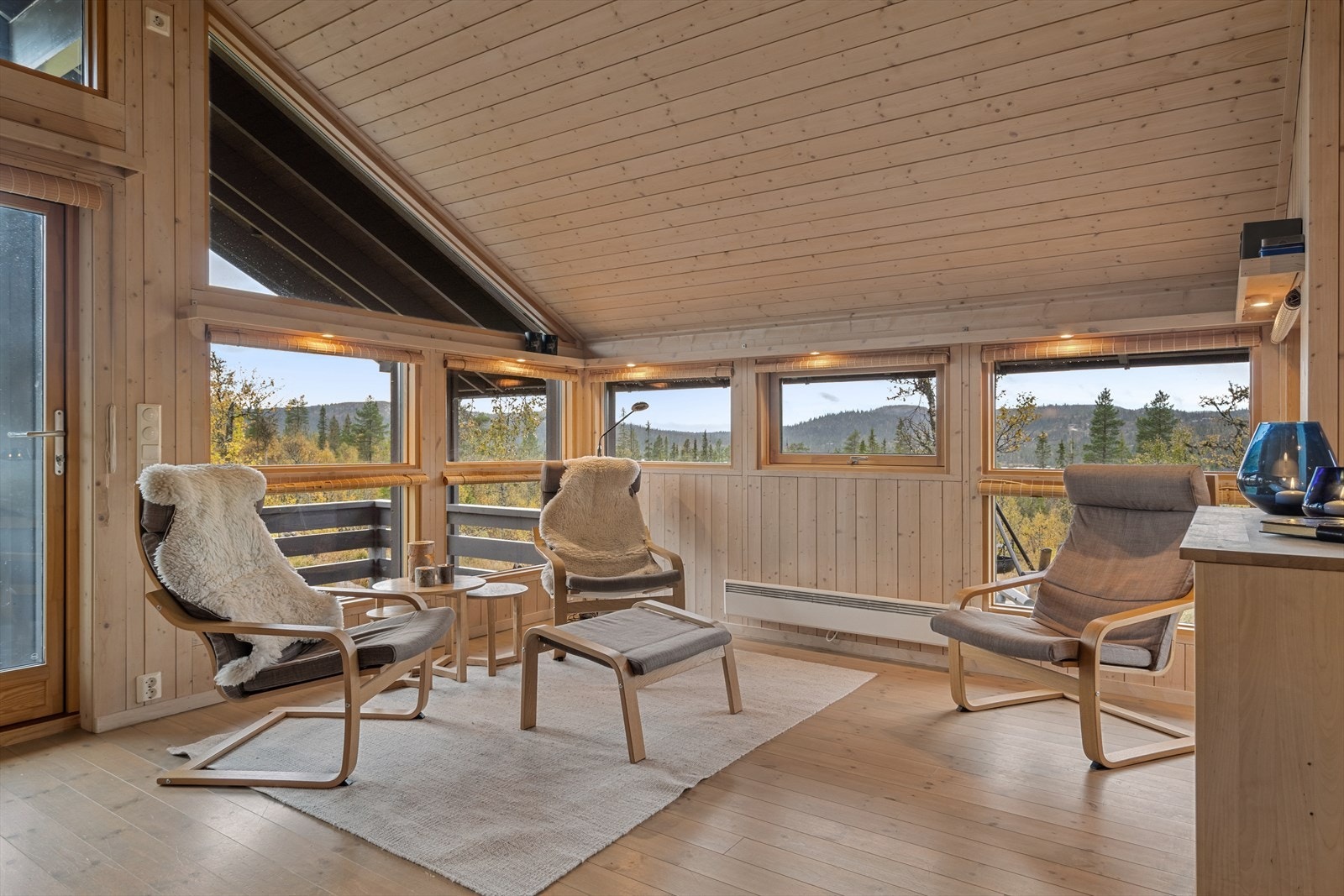 Utgang til terrasse fra stue. Galleribilde