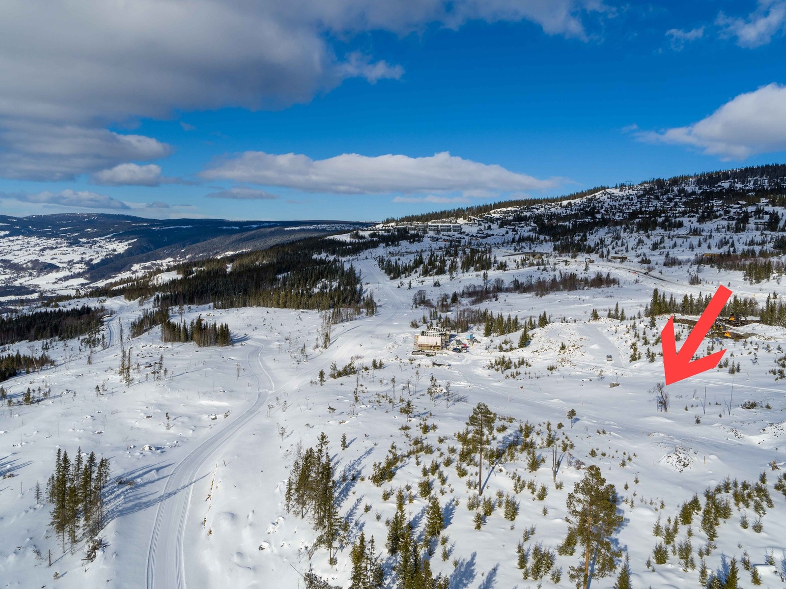 Dronefoto fra tomteområdet mot nord.
Her ser man tilførselløypene til alpinbakken Galleribilde
