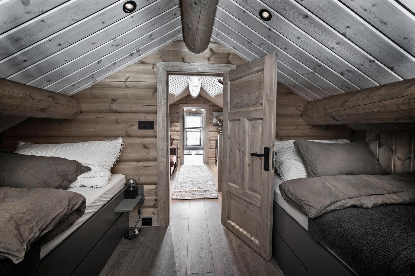 På hemsen er det inndelt i 2 rom som gir ekstra god plass til familie og venner. Foto fra en tilsvarende hytte. Galleribilde