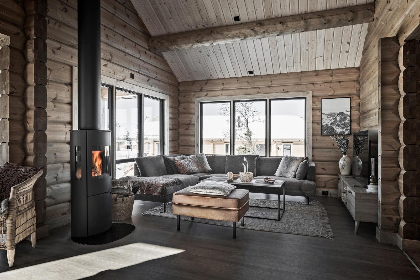 Store vinduer slipper lyset og naturen inn.
Foto fra en tilsvarende modell Galleribilde