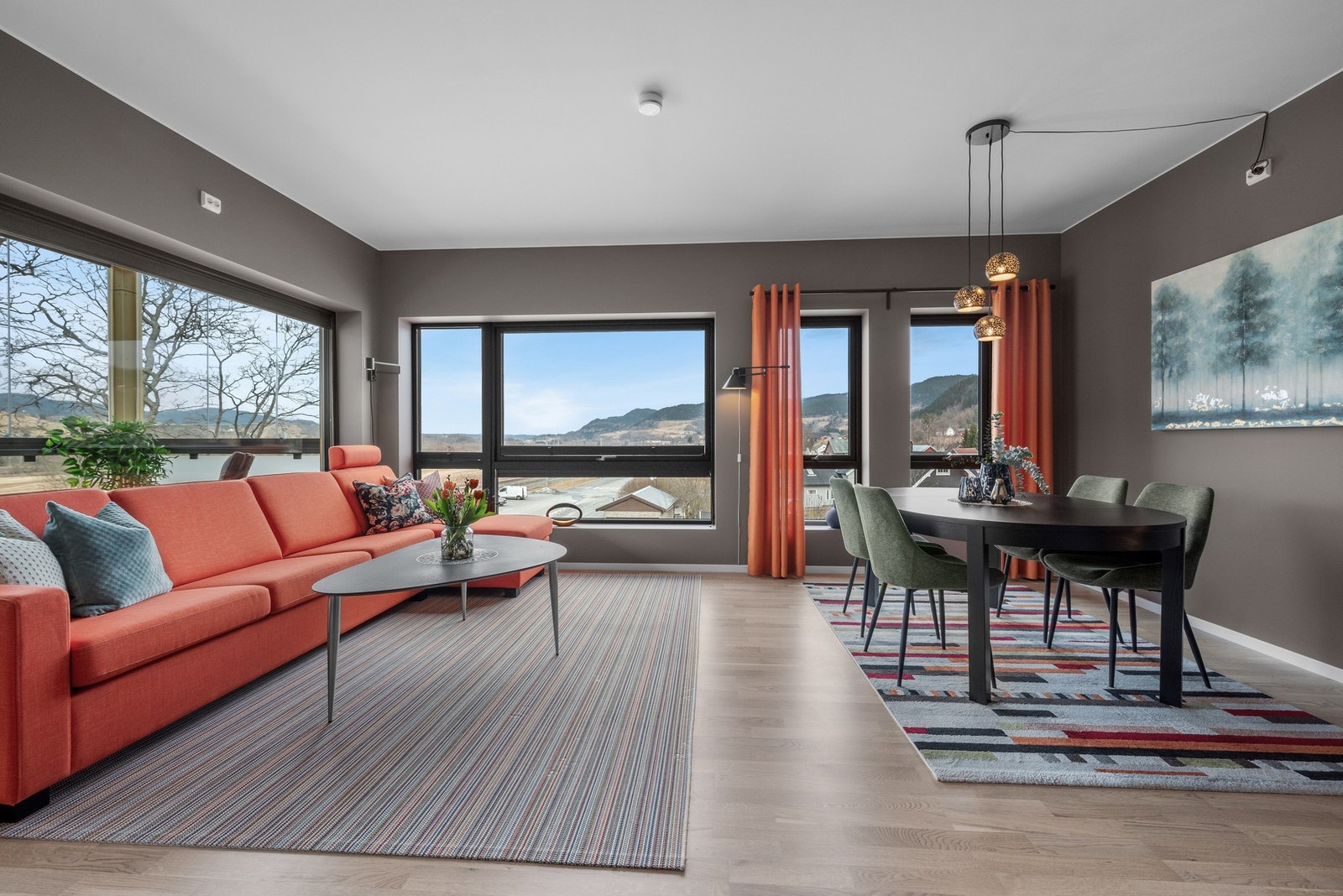 Hjørnebeliggenhet og store vinduer gir flott utsikt og god romfølelse. Galleribilde