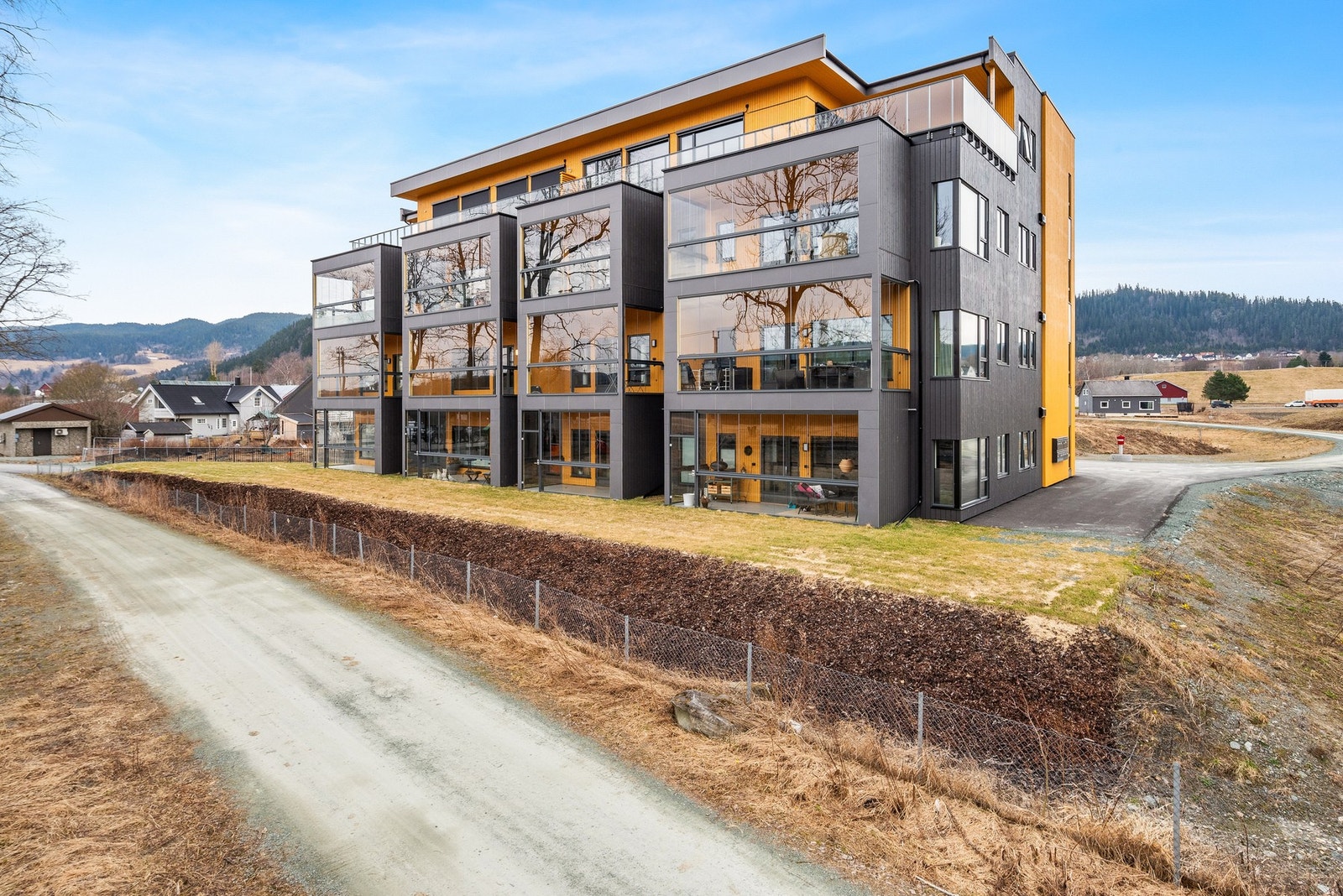 Leiligheten ligger i 3. etasje på hjørnet til venstre i bildet. Galleribilde