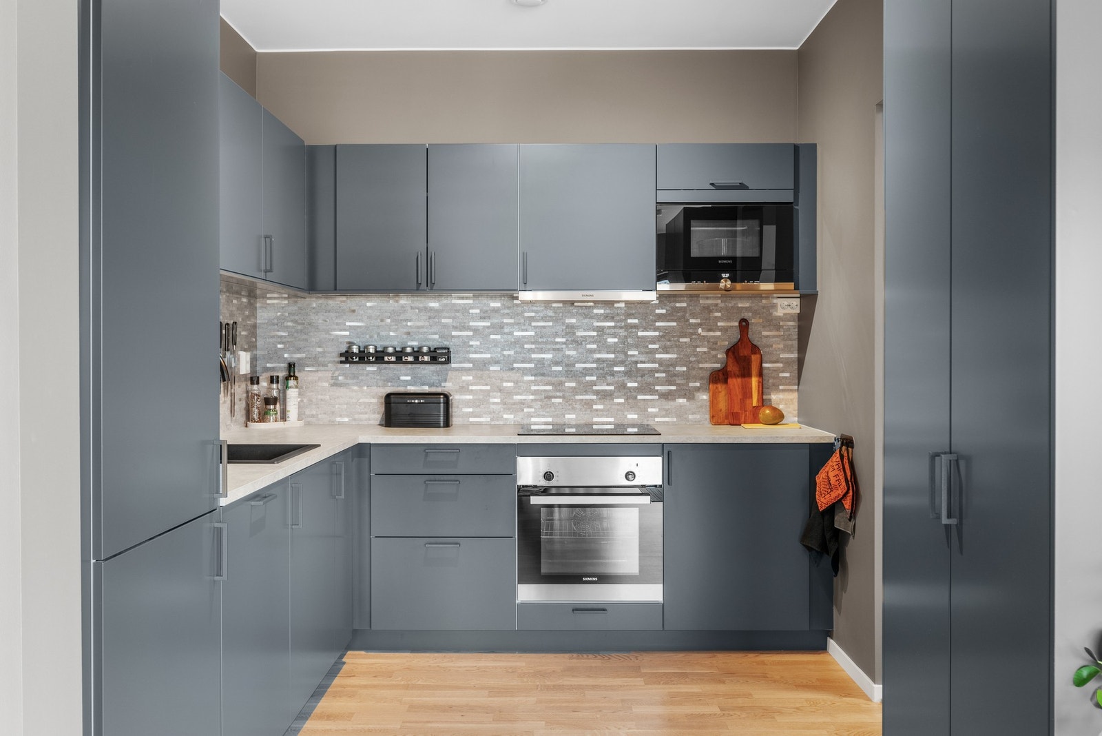 Moderne kjøkken fra Drømmekjøkkenet. utvidet og oppgradert med blant annet mikro og ekstra høyskap. Galleribilde