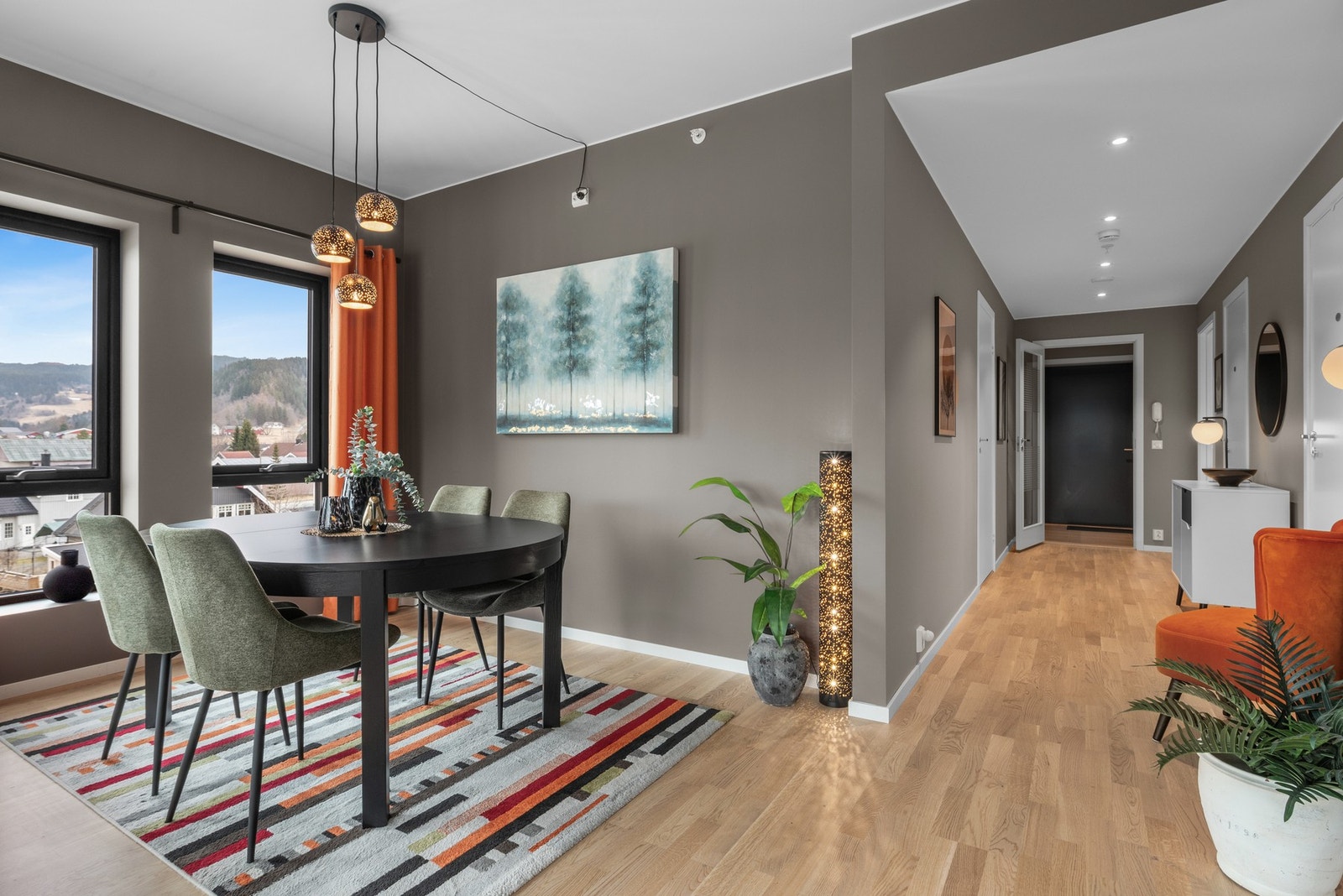 Leiligheten fremstår gjennomført med belysning og fargesetting. Galleribilde