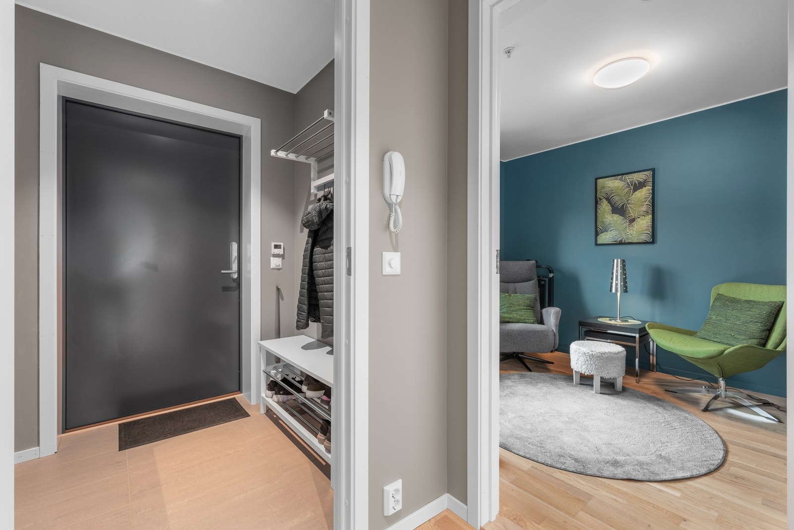 Velkommen inn! Praktisk med eget vindfang. Galleribilde