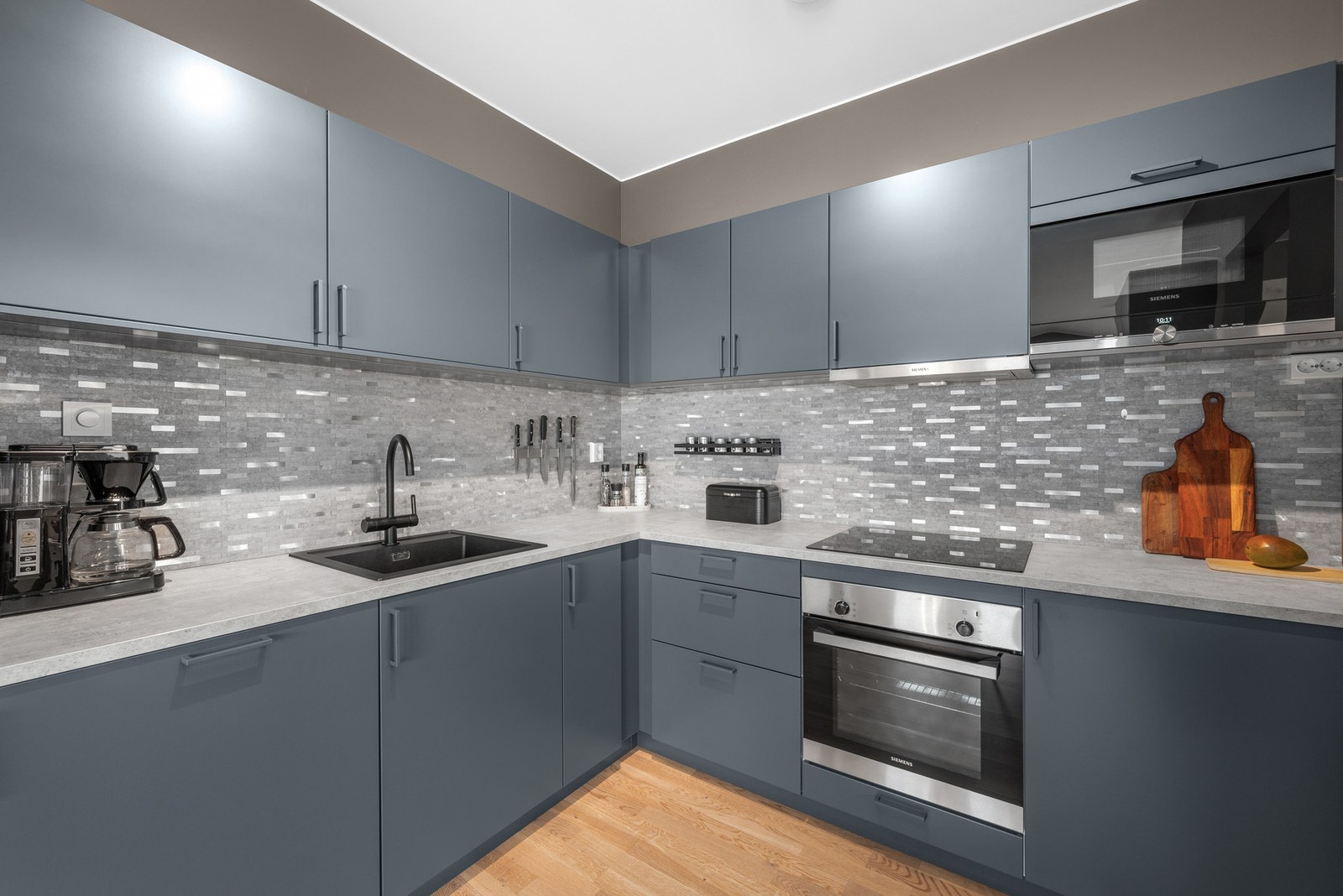 Kjøkkenet har mye skap og benkplass. Galleribilde