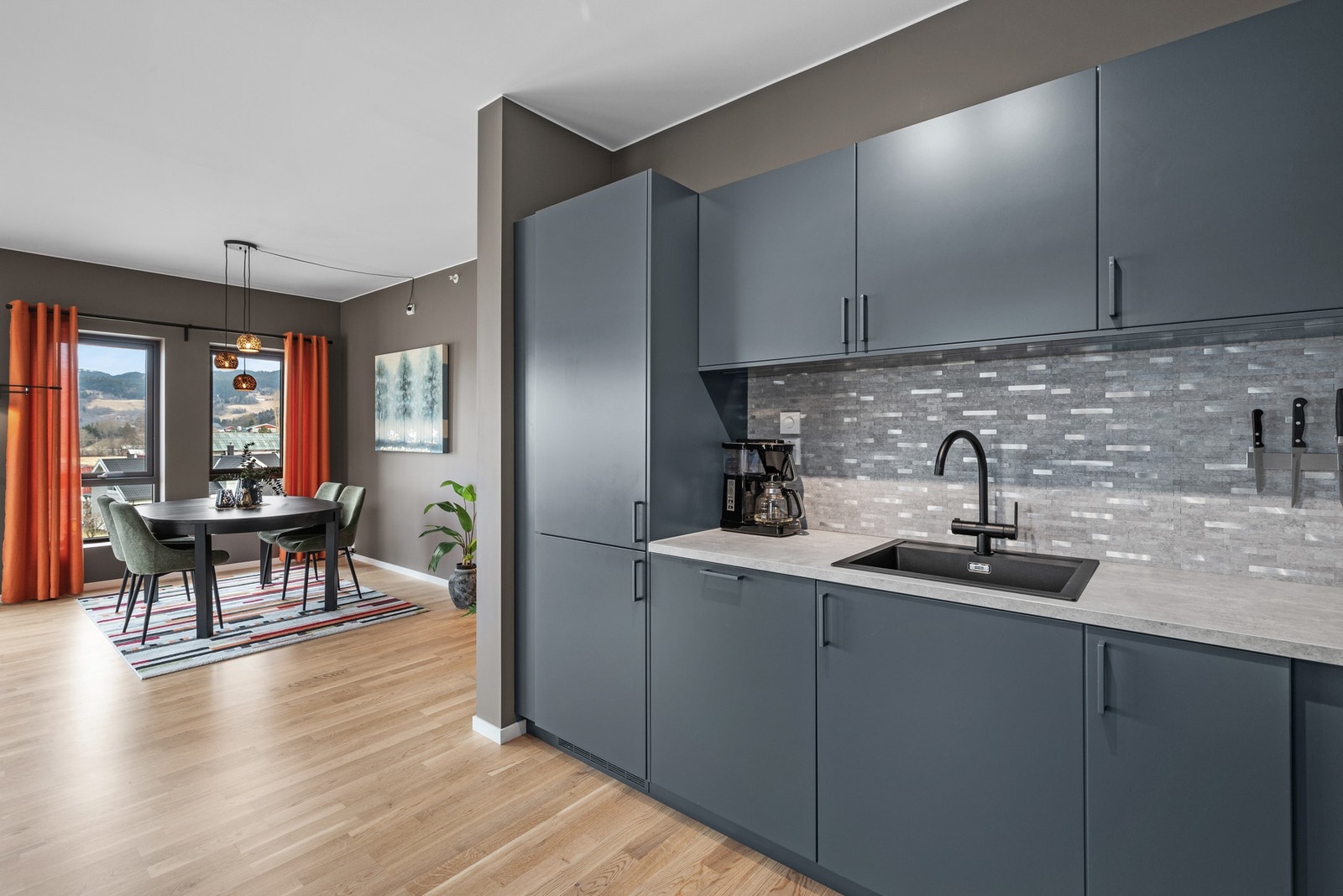 Gulv på stue, kjøkken og gang/entre har gulvvarm. Galleribilde