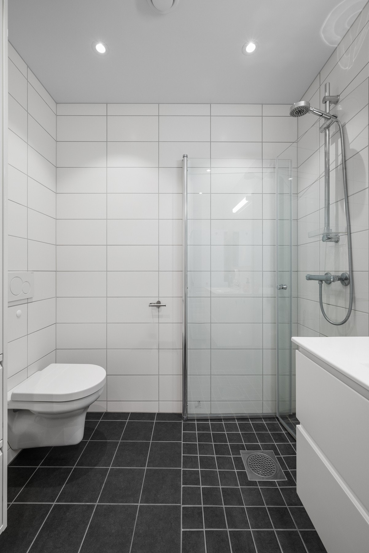 Tidløst bad på 5m² med flis på gulv og vegger. Galleribilde