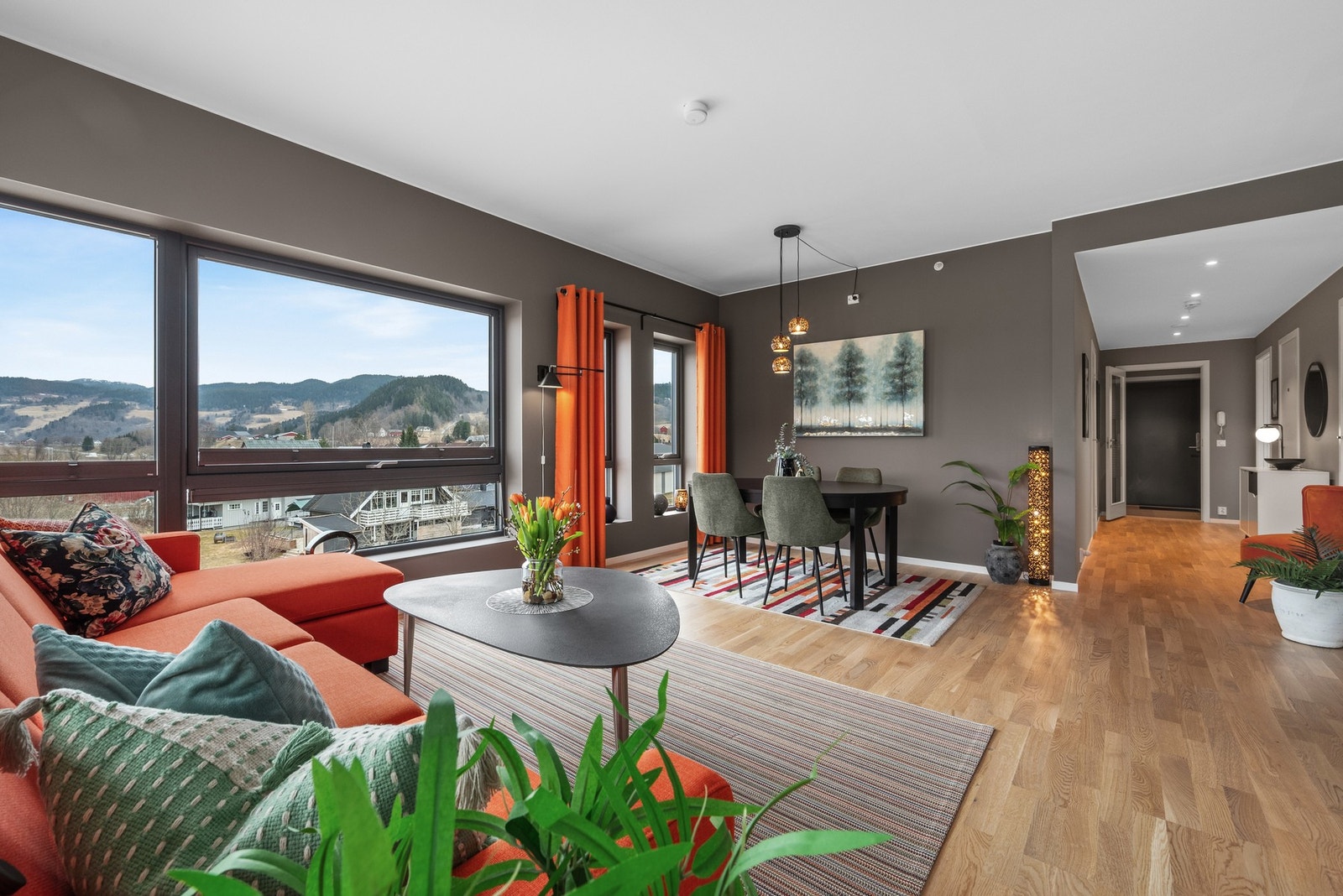 Det er åpen stue kjøkkenløsning på 33,5m². Galleribilde