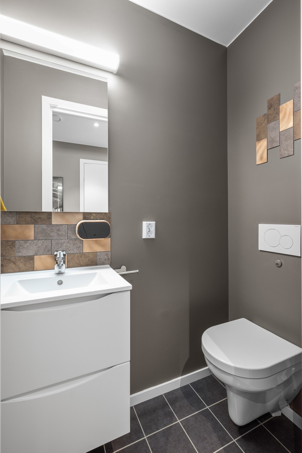 Praktisk med et ekstra toalett med egen servant. Galleribilde